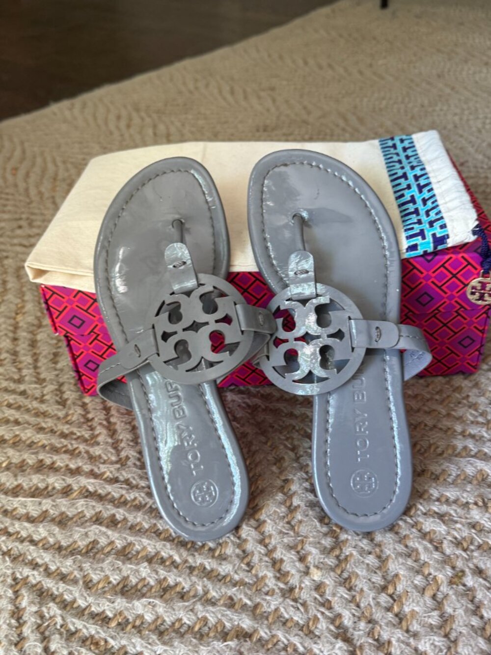 Tory Burch Miller Malta Gray Patent Leather Thong Sandal 6.5